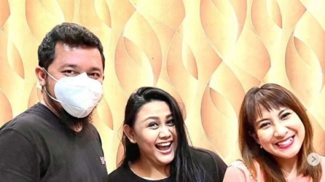 Potret Reuni Nia dan Tia AFI. [Instagram/tia_afi2/niadit_poll]