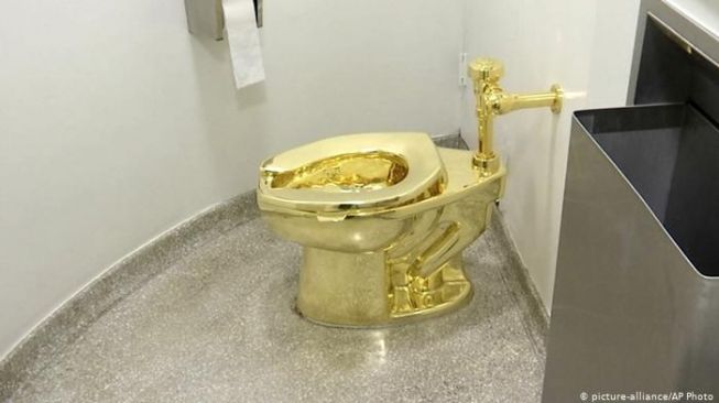 Toilet emas 24 Karat