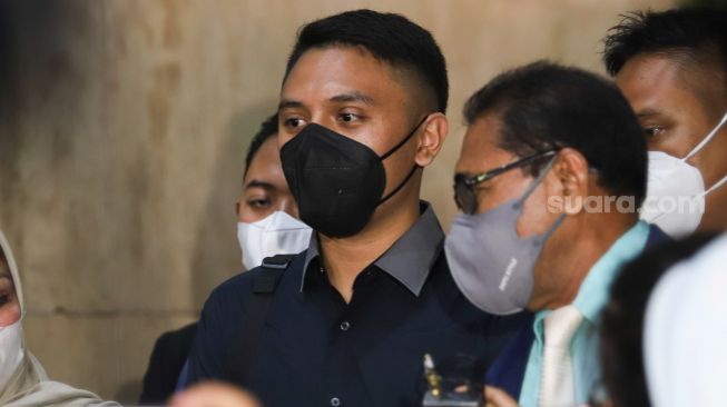 Suami Olivia Nathania, Rafly Noviyanto Tilaar saat ditemui usai menjalani pemeriksaan di Polda Metro Jaya, Jakarta Selatan, Senin (11/10/2021). [Suara.com/Alfian Winanto]