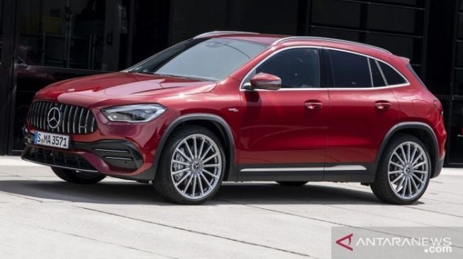 Mercedes-AMG GLA 35 4MATIC patagonienrot, Leder titangrau pearl / schwarz;Kraftstoffverbrauch kombiniert: 7,5-7,4l/100 km; CO2-Emissionen kombiniert: 171-170g/km* Mercedes-AMG GLA 35 4MATIC designo patagonia red metallic;Fuel consumption combined: 7,5-7,4/100 km; combined CO2 emissions: 171-170g/km* (Daimler AG/DaimlerAG - Global Communication)