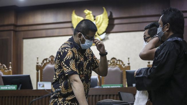 Terdakwa Ferdy Yuman menjalani sidang pembacaan putusan di Pengadilan Tipikor, Jakarta, Senin (11/10/2021).  ANTARA FOTO/Dhemas Reviyanto