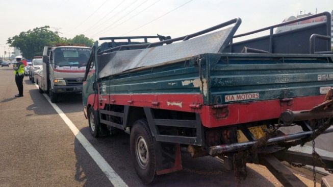 Pick Up Bermuatan Beras Terguling di Tol Tanjung Priok