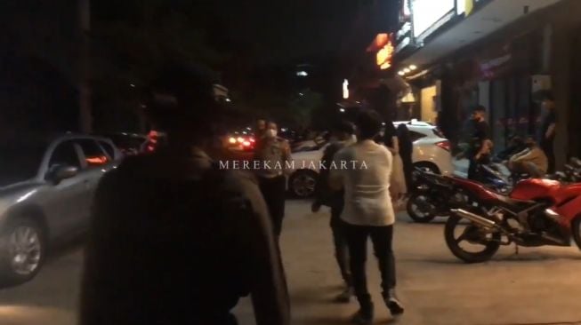 Viral! Ogah Dibubarkan Saat Berkerumun di Bar, Pria Ini Acungkan Jari Tengah ke Polisi