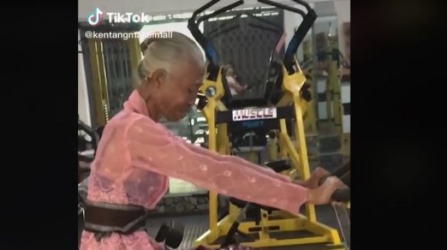 Viral Nenek Berkebaya Nge-Gym Dilihat 3,8 Juta Kali, Warganet Ngeri