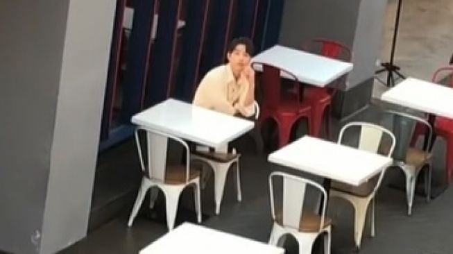 Viral Cewek Terciduk Halu Makan Bareng Kim Seon Ho. (TikTok)