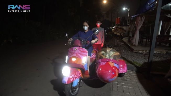 Tampilan keren hasil jadi warna cat Vespa gaya Barbie milik Nagita Slavina yang diselaraskan sespannya [screenshot YouTube Rans Entertainment].