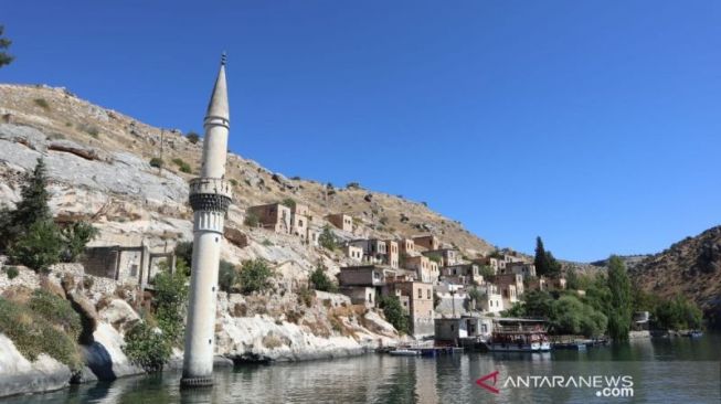 Pemandangan yang dapat dilihat ketika berkelana mengarungi bendungan di Halfeti, Sanliurfa, Turki dengan menggunakan perahu. (ANTARA/Arnidhya Nur Zhafira)