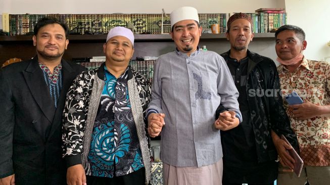 Ustaz Solmed akhirnya berdamai dengan dua orang panitia pengajian di Cisewu, Garut. Perdamaian itu dilakukan di kediaman Ustaz Solmed di kawasan Kebon Jeruk, Jakarta Barat, Senin (11/10/2021). [Evi Ariska/Suara.com]