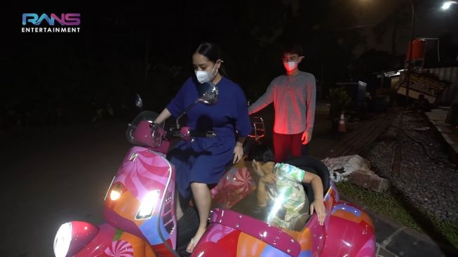 Nagita Slavina menjajal Vespa bersama Rafathar [screenshot YouTube Rans Entertainment].