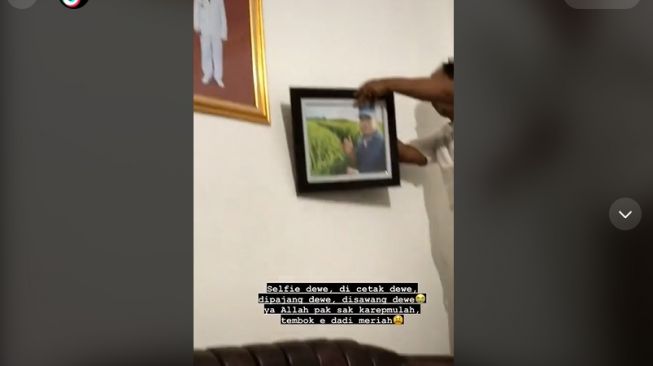 Aksi bapak bikin tembok rumah penuh figura (tiktok)