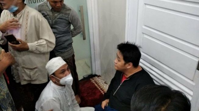 Geger Pria Bercadar Masuk Kamar Mandi dan Salat di Saf Wanita di Masjid Ar-Raudhah