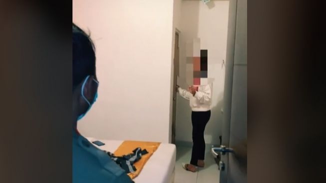 Satpol PP mengaku antar paket saat razia kamar hotel (tiktok)