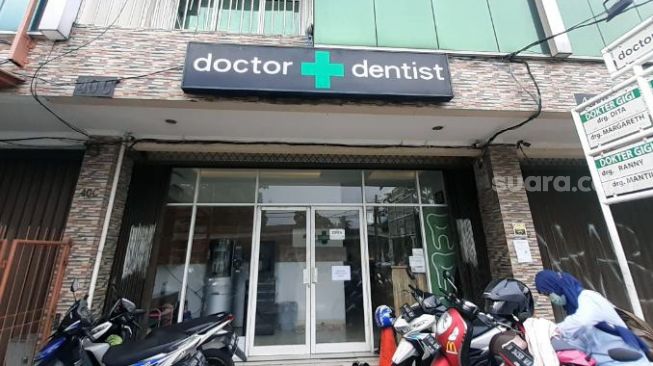 Suasana Klinik gigi Dental Doctor Dentist di Kebon Jeruk, Jakarta Barat, usai disatroni komplotan garong, Senin (11/10/2021). [Suara.com/Yaumal Asri Adi Hutasuhut]