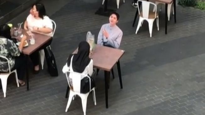 Viral Cewek Terciduk Halu Makan Bareng Kim Seon Ho. (TikTok)