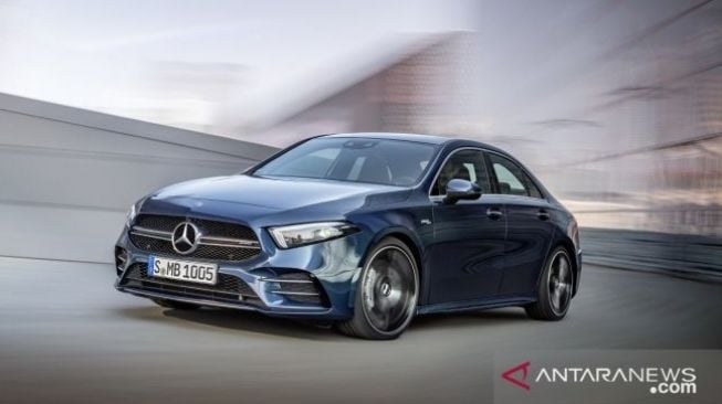 Mercedes-AMG A 35 4MATIC Limousine, denimblau;Kraftstoffverbrauch kombiniert 7,3-7,2 l/100 km; CO2-Emissionen kombiniert 167-164 g/km* Mercedes-AMG A 35 4MATIC Saloon, denim blue;Combined fuel consumption 7.3-7.2 l/100 km; combined CO2 emissions 167-164 g/km* (Daimler AG/Daimler AG - Global Communicatio)