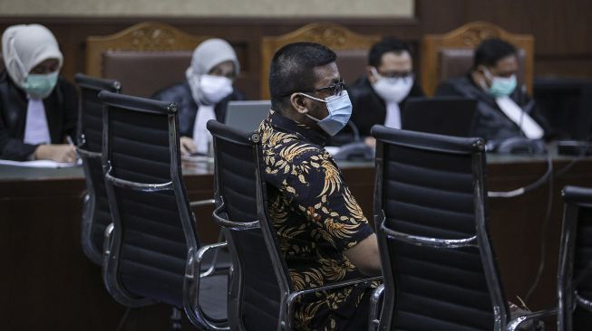 Terdakwa Ferdy Yuman menjalani sidang pembacaan putusan di Pengadilan Tipikor, Jakarta, Senin (11/10/2021).  ANTARA FOTO/Dhemas Reviyanto