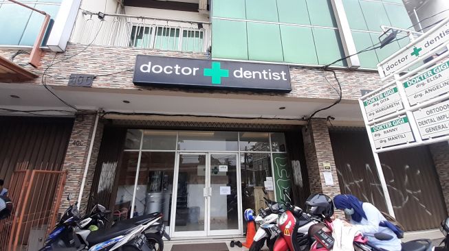 Klinik gigi Dental Doctor Dentist yang berada di Jalan Pos Pengumben, Kebun Jeruk, Jakarta Barat, dibobol maling pada Jumat (8/10/2021) sekitar pukul 03.00 WIB. (Suara.com/Yaumal)