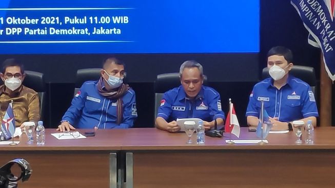 Wakil Ketua Umum DPP Partai Demokrat Benny K Harman dalam konferensi pers di Kantor DPP Partai Demokrat, Menteng, Jakarta Pusat, Senin (11/10/2021). [Suara.com/Bagaskara]