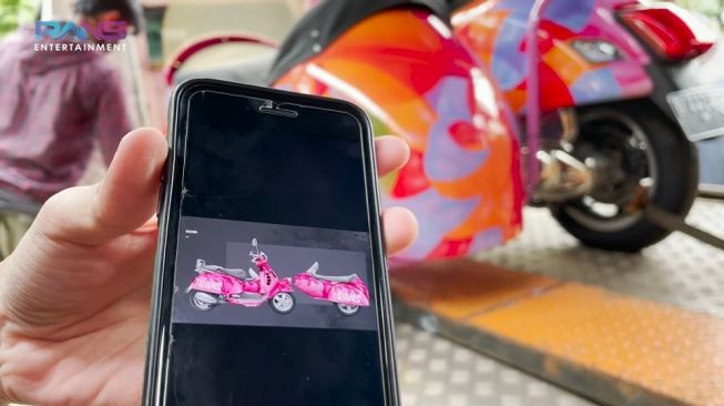 Desain warna cat Vespa kesayangan Nagita Slavina yang diselaraskan sespannya [screenshot YouTube Rans Entertainment].