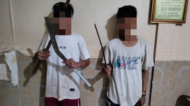 Tenteng Celurit dan Samurai, Tiga Pemuda Diringkus Polisi di Terowongan Kidemang Serang