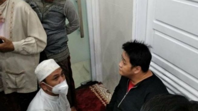 Geger! Pria Bercadar Sholat di Shaf Wanita, Jamaah Curiga dari Suara Keras