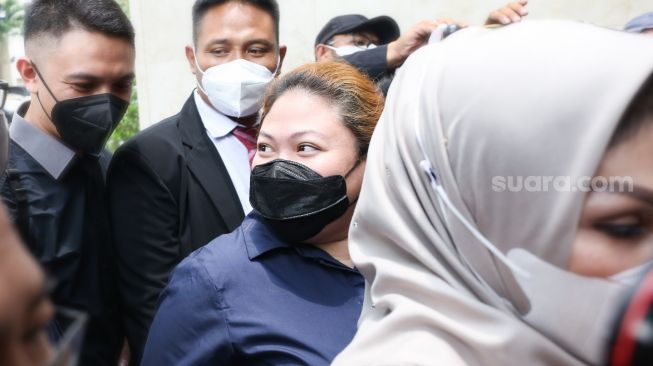 Putri Penyanyi Nia Daniaty, Olivia Nathania saat datang untuk menjalani pemeriksaan di Polda Metro Jaya, Jakarta selatan, Senin (11/10/2021). [Suara.com/Alfian Winanto]