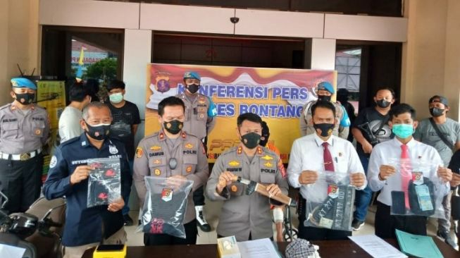 Polres Bontang gelar jumpa pers usai menangkap pelaku rampok di toko Mama Anjas. [KlikKaltim.com]