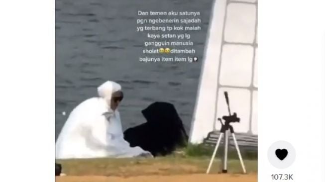 Kocak, Bantu Rapikan Sajadah Teman Salat, Cewek Ini Malah Tampak Seperti Setan Pengganggu