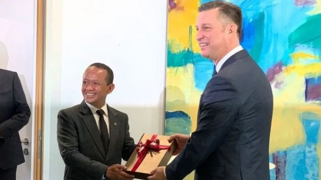 Menteri Investasi/Kepala BKPM Bahlil Lahadalia dalam pertemuan dengan Volkswagen di Wolfsburg, Jerman, Jumat (8/10/2021) [ANTARA/HO Kementerian Investasi/BKPM]