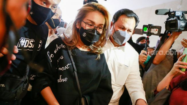 Pedangdut Ayu Ting Ting saat datang untuk menjalani pemeriksaan di Polda Metro Jaya, Jakarta Selatan, Selasa (12/10/2021). [Suara.com/Alfian Winanto]