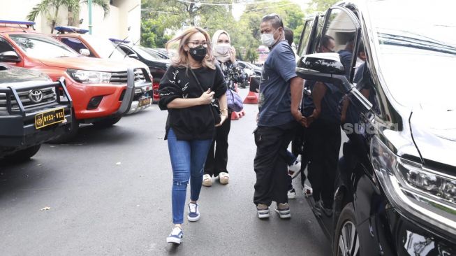 Ayu Ting Ting dan orangtuanya tiba di Polda Metro Jaya [Suara.com/Evi Ariska]