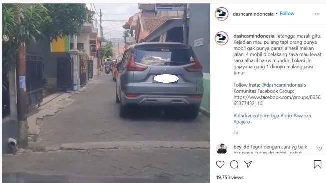 Parkir mobil di gang sempit bikin pemobil ngelus dada (Instagram)