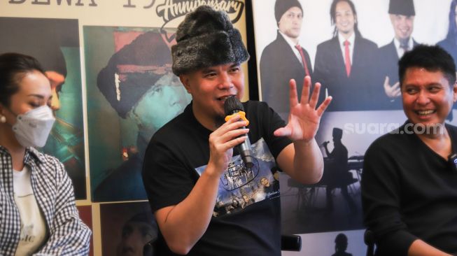 Musisi Ahmad Dhani berbicara mengenai konser perayaan 30 tahun Dewa 19 saat menggelar jumpa pers di Pasar Minggu, Jakarta Selatan, Selasa (12/10/2021). [Suara.com/Alfian Winanto]