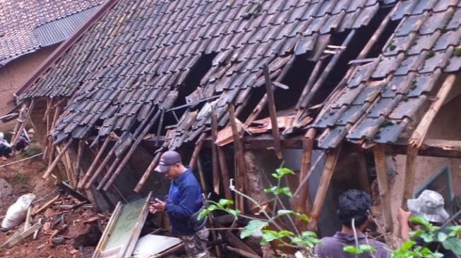 Angin Puting Beliung Terjang Cianjur, Puluhan Rumah Porak-Poranda