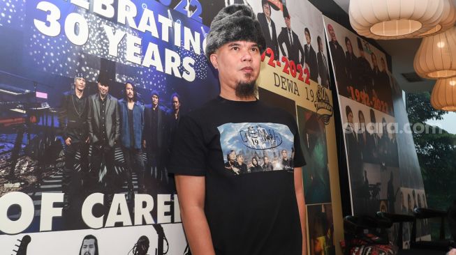 Musisi Ahmad Dhani saat ditemui usai menggelar jumpa pers konser perayaan 30 tahun Dewa 19 di Pasar Minggu, Jakarta Selatan, Selasa (12/10/2021). [Suara.com/Alfian Winanto]