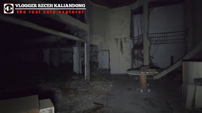 Potret rumah pejabat yang lama tak terurus (Youtube/ Vlogger Receh Kaliandong)