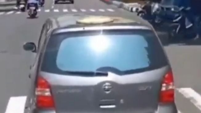 Benda Asing di Atas Nissan Grand Livina Jadi Sorotan, setelah Dizoom Bikin Ngakak