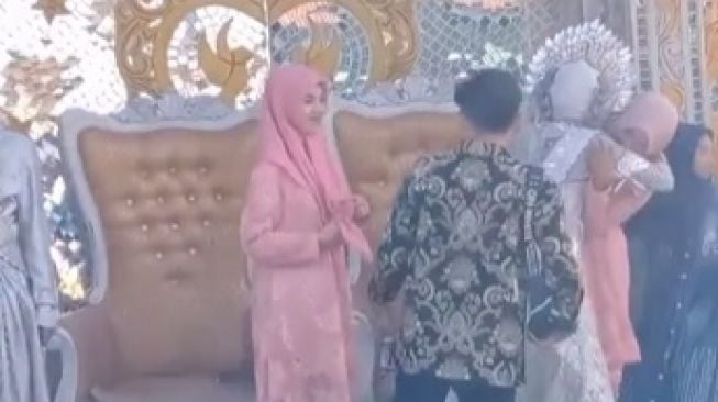 Pengantin Wanita Nangis Pacar Datang Jadi Tamu Undangan. (TikTok)