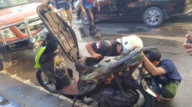 Yamaha Mio Tiba-tiba Terbakar saat Lewat Lingkungan Siluman