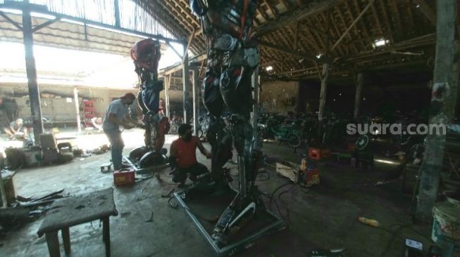 Proses perakitan robot menyerupai Transformers di Er Studio Art, Kauman , Gilangharjo, Pandak, Bantul - (SuaraJogja.id/Rahmat Jiwandono)