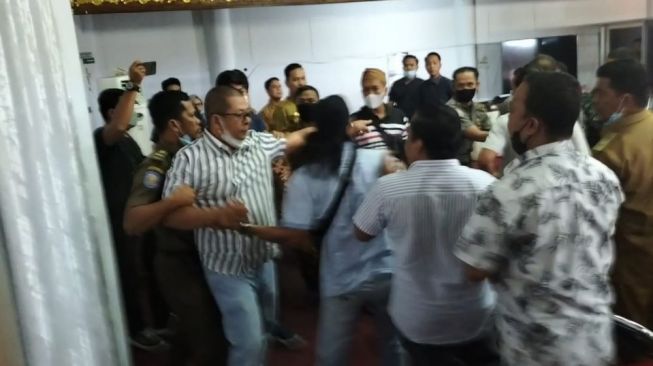 Dituding Terlibat Penambangan Ilegal, Anggota Dewan Nyaris Adu Jotos dengan Hamba Allah