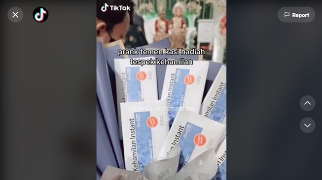 Niatnya lucu-lucuan, hadiah pernikahan wanita ini bikin pengantin bete. (TikTok/@restianaaaaaaa)