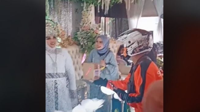 Kurir Paket Antar ke Hajatan, Warganet: Makan Gratis Sekalian