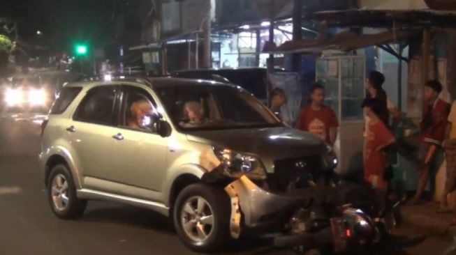 Oleng ke Kanan, Mobil Tabrak 3 Motor di Tebet