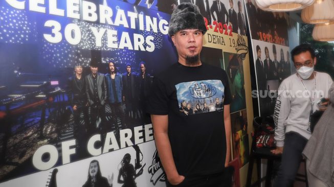 Musisi Ahmad Dhani saat ditemui usai menggelar jumpa pers konser perayaan 30 tahun Dewa 19 di Pasar Minggu, Jakarta Selatan, Selasa (12/10/2021). [Suara.com/Alfian Winanto]