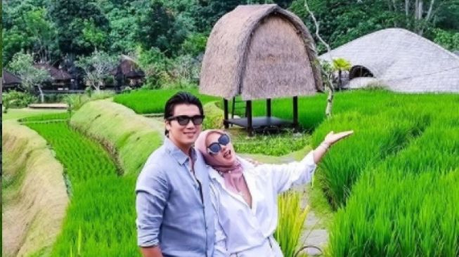 Gaya artis pemotretan di tengah sawah. [Instagram/princessyahrini]