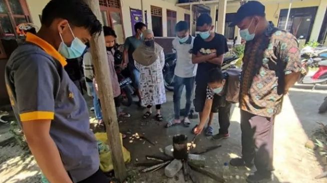 Mahasiswa Kuliah Kerja Dakwah Pungut Sampah Plastik Lalu Bikin Paving Block