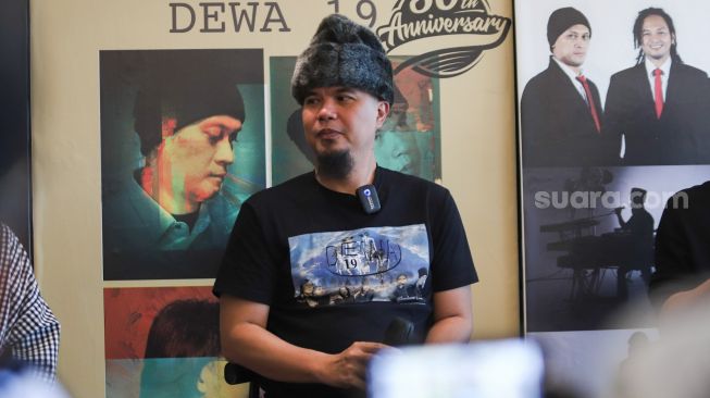 Musisi Ahmad Dhani saat menggelar jumpa pers konser perayaan 30 tahun Dewa 19 di Pasar Minggu, Jakarta Selatan, Selasa (12/10/2021). [Suara.com/Alfian Winanto]