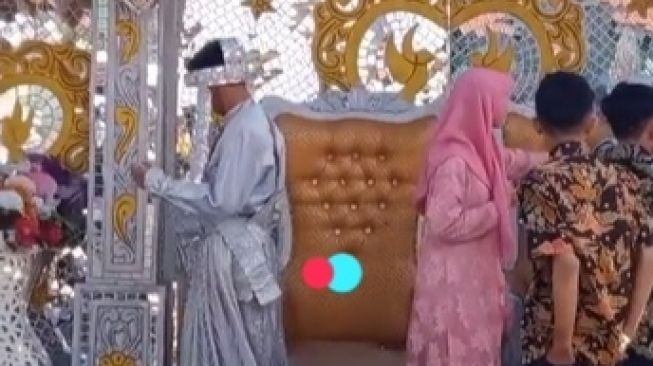 Pengantin Wanita Nangis Pacar Datang Jadi Tamu Undangan. (TikTok)