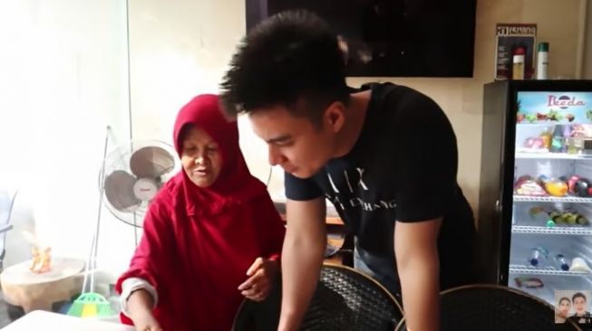 Aksi baik Baim Wong. (YouTube/Baim Paula)